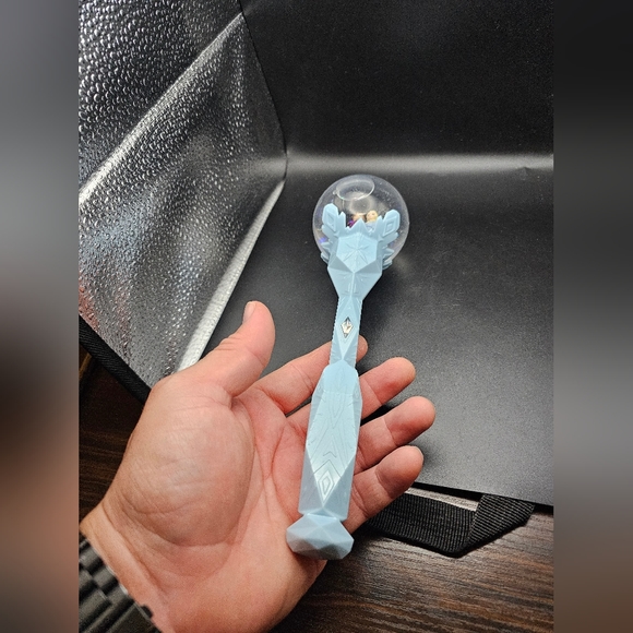 Disney’s frozen, Elsa & Anna, snow globe singing magic wand - Picture 4 of 4